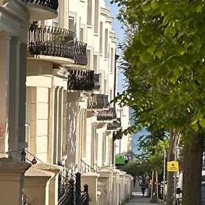 https://modern-2-bed-flat-near-to-brighton-seafront.brighton-hotels-england.com